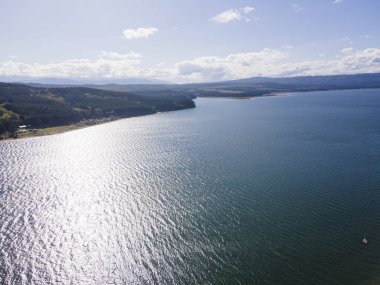 Bulgaristan 'ın Sofya kenti yakınlarındaki Iskar Barajı' nın hava gün batımı manzarası