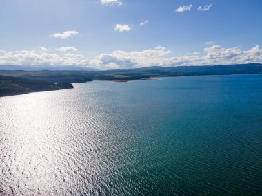 Bulgaristan 'ın Sofya kenti yakınlarındaki Iskar Barajı' nın hava gün batımı manzarası
