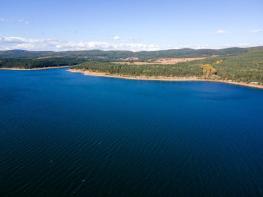 Bulgaristan 'ın Sofya kenti yakınlarındaki Iskar Barajı' nın hava gün batımı manzarası
