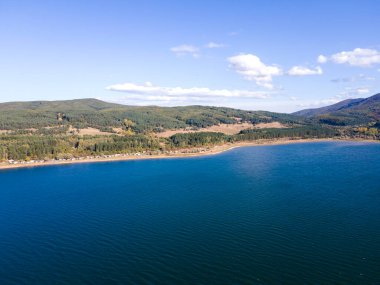 Bulgaristan 'ın Sofya kenti yakınlarındaki Iskar Barajı' nın hava gün batımı manzarası