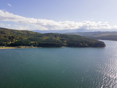 Bulgaristan 'ın Sofya kenti yakınlarındaki Iskar Barajı' nın hava gün batımı manzarası