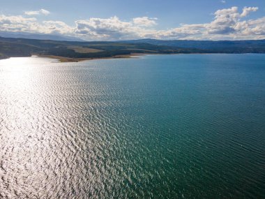 Bulgaristan 'ın Sofya kenti yakınlarındaki Iskar Barajı' nın hava gün batımı manzarası
