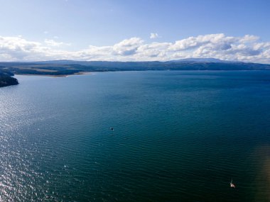 Bulgaristan 'ın Sofya kenti yakınlarındaki Iskar Barajı' nın hava gün batımı manzarası