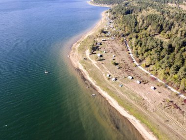 Bulgaristan 'ın Sofya kenti yakınlarındaki Iskar Barajı' nın hava gün batımı manzarası