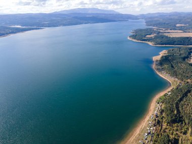 Bulgaristan 'ın Sofya kenti yakınlarındaki Iskar Barajı' nın hava gün batımı manzarası