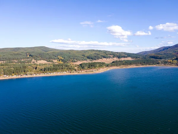 Bulgaristan 'ın Sofya kenti yakınlarındaki Iskar Barajı' nın hava gün batımı manzarası