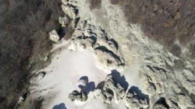 Bulgaristan 'ın Kardzhali bölgesindeki Beli plast köyü yakınlarındaki Taş Mantarları Kaya oluşumunun hava görüntüsü