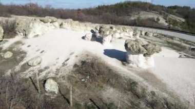 Bulgaristan 'ın Kardzhali bölgesindeki Beli plast köyü yakınlarındaki Taş Mantarları Kaya oluşumunun hava görüntüsü