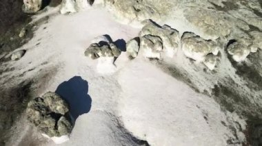 Bulgaristan 'ın Kardzhali bölgesindeki Beli plast köyü yakınlarındaki Taş Mantarları Kaya oluşumunun hava görüntüsü