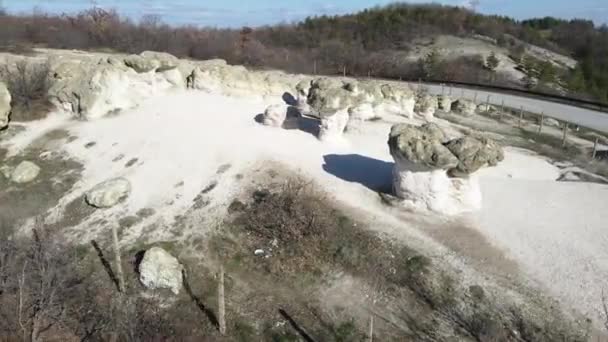Letecký Pohled Skalní Útvar Kamenné Houby Blízkosti Vesnice Beli Plast — Stock video