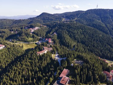 Bulgaristan 'ın Smolyan Bölgesi' nin Pamporovo kayak beldesi yakınlarındaki Rodop Dağlarının hava manzarası