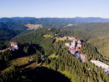 Bulgaristan 'ın Smolyan Bölgesi' nin Pamporovo kayak beldesi yakınlarındaki Rodop Dağlarının hava manzarası