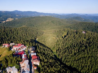 Bulgaristan 'ın Smolyan Bölgesi' nin Pamporovo kayak beldesi yakınlarındaki Rodop Dağlarının hava manzarası