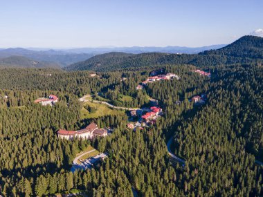 Bulgaristan 'ın Smolyan Bölgesi' nin Pamporovo kayak beldesi yakınlarındaki Rodop Dağlarının hava manzarası