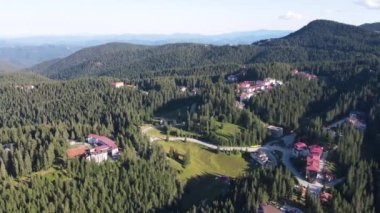 Bulgaristan 'ın Smolyan Bölgesi' nin Pamporovo kayak beldesi yakınlarındaki Rodop Dağlarının hava manzarası
