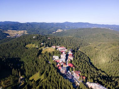 Bulgaristan 'ın Smolyan Bölgesi' nin Pamporovo kayak beldesi yakınlarındaki Rodop Dağlarının hava manzarası