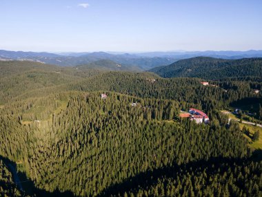Bulgaristan 'ın Smolyan Bölgesi' nin Pamporovo kayak beldesi yakınlarındaki Rodop Dağlarının hava manzarası