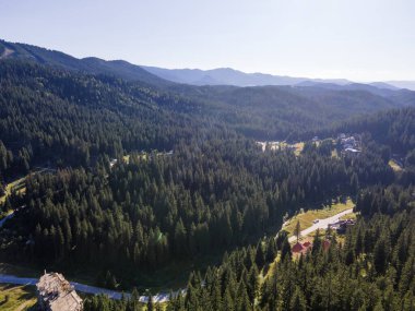 Bulgaristan 'ın Smolyan Bölgesi' nin Pamporovo kayak beldesi yakınlarındaki Rodop Dağlarının hava manzarası