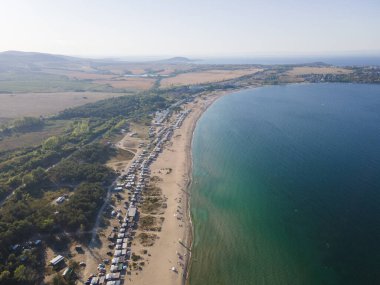 Bulgaristan 'ın Burgaz Bölgesi' nin Sozopol kasabası yakınlarındaki Gradina (Bahçe) plajının havadan manzarası