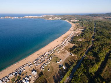 Bulgaristan 'ın Burgaz Bölgesi' nin Sozopol kasabası yakınlarındaki Gradina (Bahçe) plajının havadan manzarası