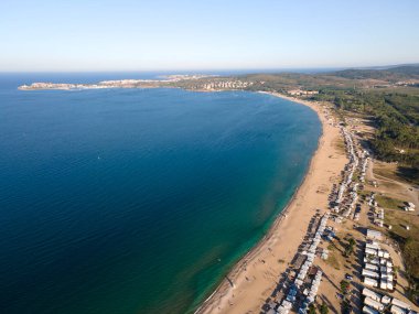 Bulgaristan 'ın Burgaz Bölgesi' nin Sozopol kasabası yakınlarındaki Gradina (Bahçe) plajının havadan manzarası