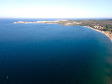 Bulgaristan 'ın Burgaz Bölgesi' nin Sozopol kasabası yakınlarındaki Gradina (Bahçe) plajının havadan manzarası