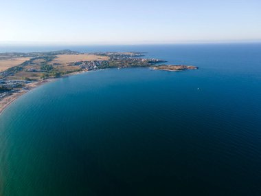 Bulgaristan 'ın Burgaz Bölgesi' nin Sozopol kasabası yakınlarındaki Gradina (Bahçe) plajının havadan manzarası