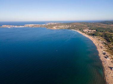 Bulgaristan 'ın Burgaz Bölgesi' nin Sozopol kasabası yakınlarındaki Gradina (Bahçe) plajının havadan manzarası