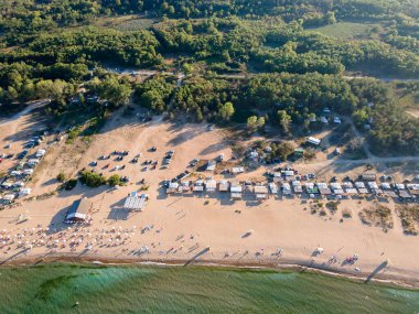 Bulgaristan 'ın Burgaz Bölgesi' nin Sozopol kasabası yakınlarındaki Gradina (Bahçe) plajının havadan manzarası