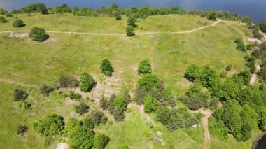 Bulgaristan 'ın Sofya Bölgesi, Lozenska Dağı' ndaki Yukarı Gabra gölünün hava manzarası