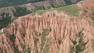 Kaya oluşumunun hava görüntüsü Stob piramitleri, Rila Dağı, Kyustendil bölgesi, Bulgaristan