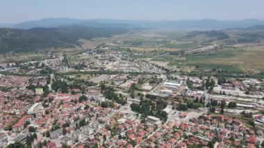 Bulgaristan 'ın Pazardzhik bölgesinin Velingrad kentinde bulunan ünlü spa beldesinin hava manzarası