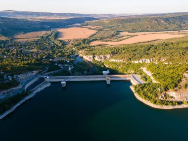 Bulgaristan 'ın Aleksandar Stamboliyski Reservoir, Gabrovo ve Veliko Tarnovo bölgelerinin hava manzarası