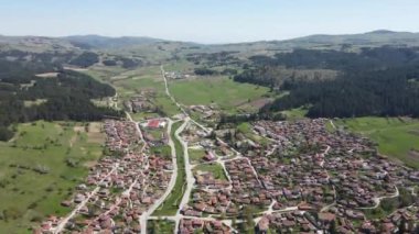 Bulgaristan 'ın Sofya Bölgesi' nin tarihi Koprivshtitsa kentinin hava manzarası