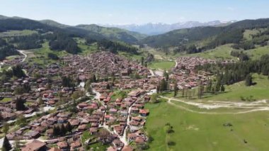 Bulgaristan 'ın Sofya Bölgesi' nin tarihi Koprivshtitsa kentinin hava manzarası