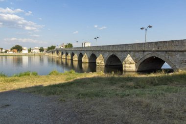 SVILENGRAD, BULGARIA - 19 Temmuz 2020: Maritsa Nehri üzerindeki 16. yüzyıl Mustafa Paşa Köprüsü (Eski Köprü) Bulgaristan 'ın Haskovo Bölgesi, Svilengrad kentindeki