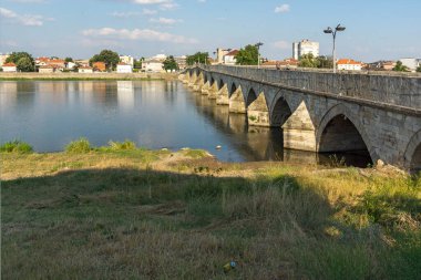 SVILENGRAD, BULGARIA - 19 Temmuz 2020: Maritsa Nehri üzerindeki 16. yüzyıl Mustafa Paşa Köprüsü (Eski Köprü) Bulgaristan 'ın Haskovo Bölgesi, Svilengrad kentindeki
