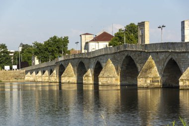 SVILENGRAD, BULGARIA - 19 Temmuz 2020: Maritsa Nehri üzerindeki 16. yüzyıl Mustafa Paşa Köprüsü (Eski Köprü) Bulgaristan 'ın Haskovo Bölgesi, Svilengrad kentindeki