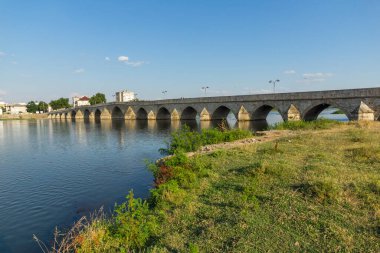 SVILENGRAD, BULGARIA - 19 Temmuz 2020: Maritsa Nehri üzerindeki 16. yüzyıl Mustafa Paşa Köprüsü (Eski Köprü) Bulgaristan 'ın Haskovo Bölgesi, Svilengrad kentindeki