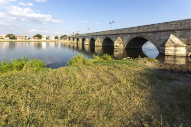 SVILENGRAD, BULGARIA - 19 Temmuz 2020: Maritsa Nehri üzerindeki 16. yüzyıl Mustafa Paşa Köprüsü (Eski Köprü) Bulgaristan 'ın Haskovo Bölgesi, Svilengrad kentindeki