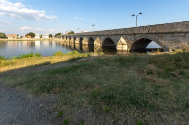 SVILENGRAD, BULGARIA - 19 Temmuz 2020: Maritsa Nehri üzerindeki 16. yüzyıl Mustafa Paşa Köprüsü (Eski Köprü) Bulgaristan 'ın Haskovo Bölgesi, Svilengrad kentindeki