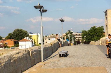 SVILENGRAD, BULGARIA - 19 Temmuz 2020: Maritsa Nehri üzerindeki 16. yüzyıl Mustafa Paşa Köprüsü (Eski Köprü) Bulgaristan 'ın Haskovo Bölgesi, Svilengrad kentindeki