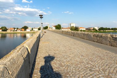 SVILENGRAD, BULGARIA - 19 Temmuz 2020: Maritsa Nehri üzerindeki 16. yüzyıl Mustafa Paşa Köprüsü (Eski Köprü) Bulgaristan 'ın Haskovo Bölgesi, Svilengrad kentindeki