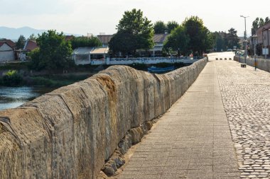 SVILENGRAD, BULGARIA - 19 Temmuz 2020: Maritsa Nehri üzerindeki 16. yüzyıl Mustafa Paşa Köprüsü (Eski Köprü) Bulgaristan 'ın Haskovo Bölgesi, Svilengrad kentindeki
