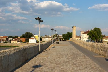 SVILENGRAD, BULGARIA - 19 Temmuz 2020: Maritsa Nehri üzerindeki 16. yüzyıl Mustafa Paşa Köprüsü (Eski Köprü) Bulgaristan 'ın Haskovo Bölgesi, Svilengrad kentindeki