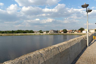 SVILENGRAD, BULGARIA - 19 Temmuz 2020: Maritsa Nehri üzerindeki 16. yüzyıl Mustafa Paşa Köprüsü (Eski Köprü) Bulgaristan 'ın Haskovo Bölgesi, Svilengrad kentindeki