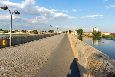 SVILENGRAD, BULGARIA - 19 Temmuz 2020: Maritsa Nehri üzerindeki 16. yüzyıl Mustafa Paşa Köprüsü (Eski Köprü) Bulgaristan 'ın Haskovo Bölgesi, Svilengrad kentindeki