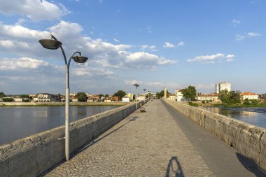 SVILENGRAD, BULGARIA - 19 Temmuz 2020: Maritsa Nehri üzerindeki 16. yüzyıl Mustafa Paşa Köprüsü (Eski Köprü) Bulgaristan 'ın Haskovo Bölgesi, Svilengrad kentindeki