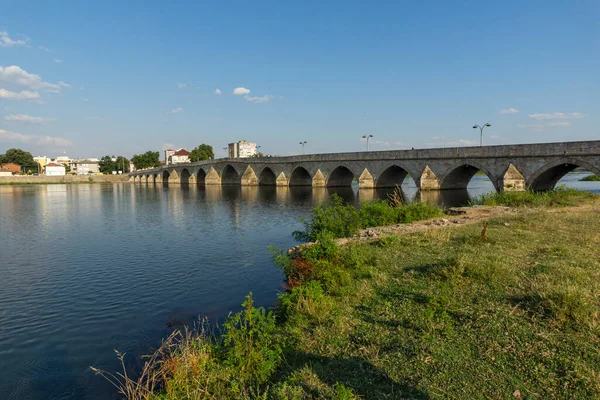 SVILENGRAD, BULGARIA - 19 Temmuz 2020: Maritsa Nehri üzerindeki 16. yüzyıl Mustafa Paşa Köprüsü (Eski Köprü) Bulgaristan 'ın Haskovo Bölgesi, Svilengrad kentindeki