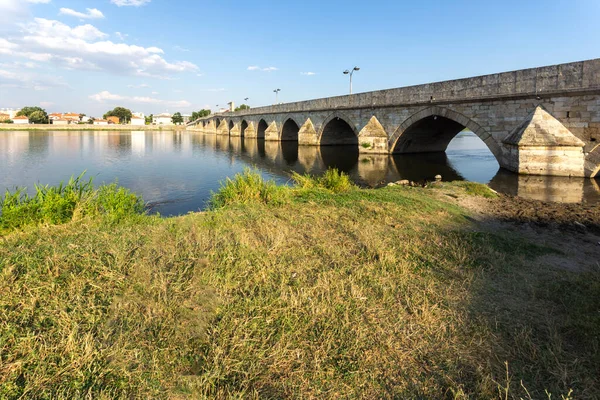 SVILENGRAD, BULGARIA - 19 Temmuz 2020: Maritsa Nehri üzerindeki 16. yüzyıl Mustafa Paşa Köprüsü (Eski Köprü) Bulgaristan 'ın Haskovo Bölgesi, Svilengrad kentindeki